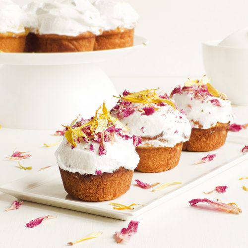 Cupcakes with high-end flower decorations